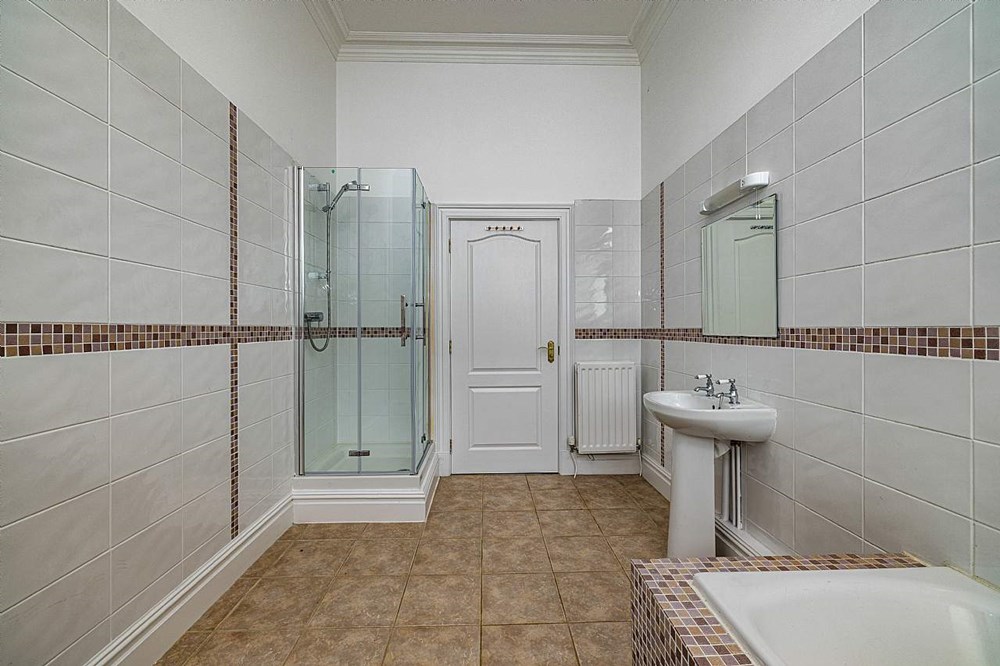 2 Bed Ground Floor Flat in Offers Over £170,000 | 2 Dingleton ...