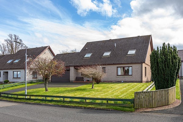 15 Broomlands Gardens